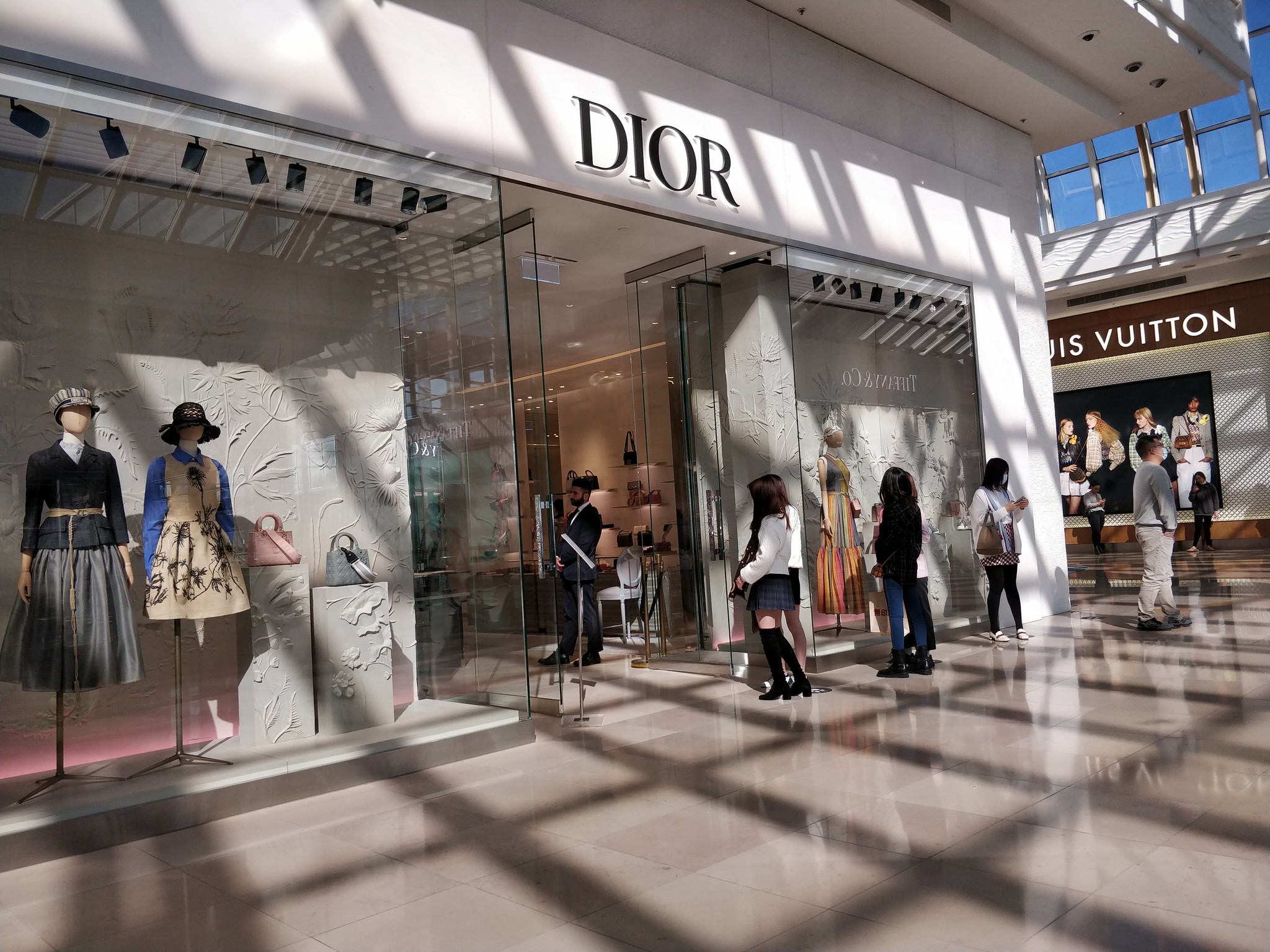 Police are investigating a €200,000 theft after a Dior shoplifting incident in Florence, Italy